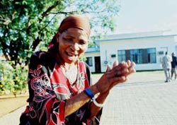 Une Bushman danse devant la Haute Cour à Lobaste