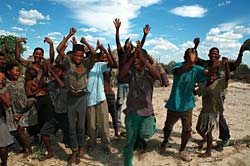Des Bushmen expriment leur joie dans le camp de New Xade